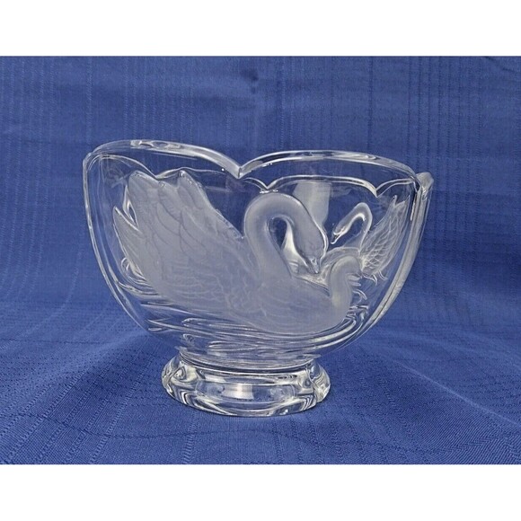 Lead Crystal Footed Bowl w/ Frosted Embossed Swans Scalloped Compote 4" x 6" - Picture 1 of 8